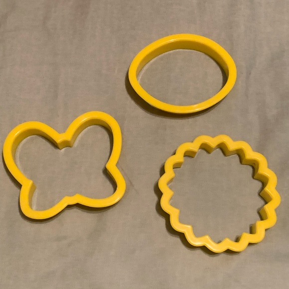 Huge lot of cookie cutters for playdoh or baking- 91 not 101 - Picture 9 of 9